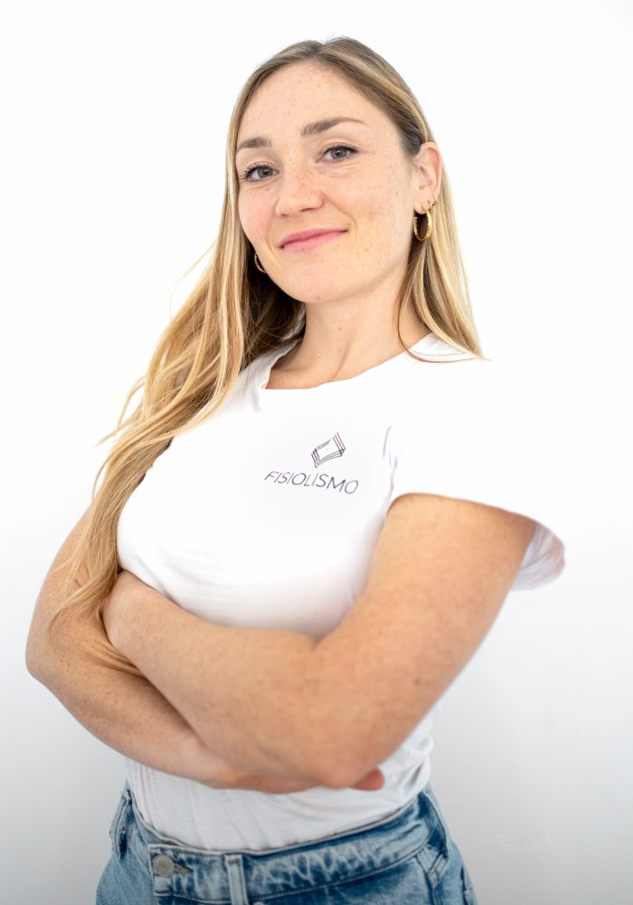 Il fisioterapista Julia Zimmermann esegue la Manipolazione Fasciale secondo Stecco in una sessione di fisioterapia olistica.