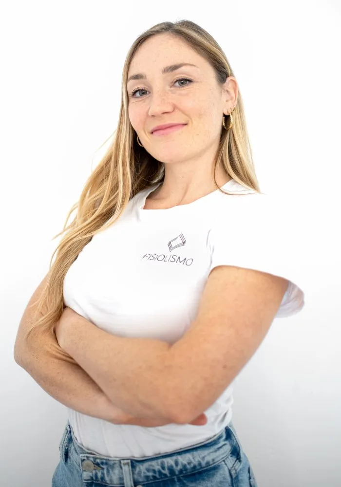 Il fisioterapista Julia Zimmermann esegue la Manipolazione Fasciale secondo Stecco in una sessione di fisioterapia olistica.
