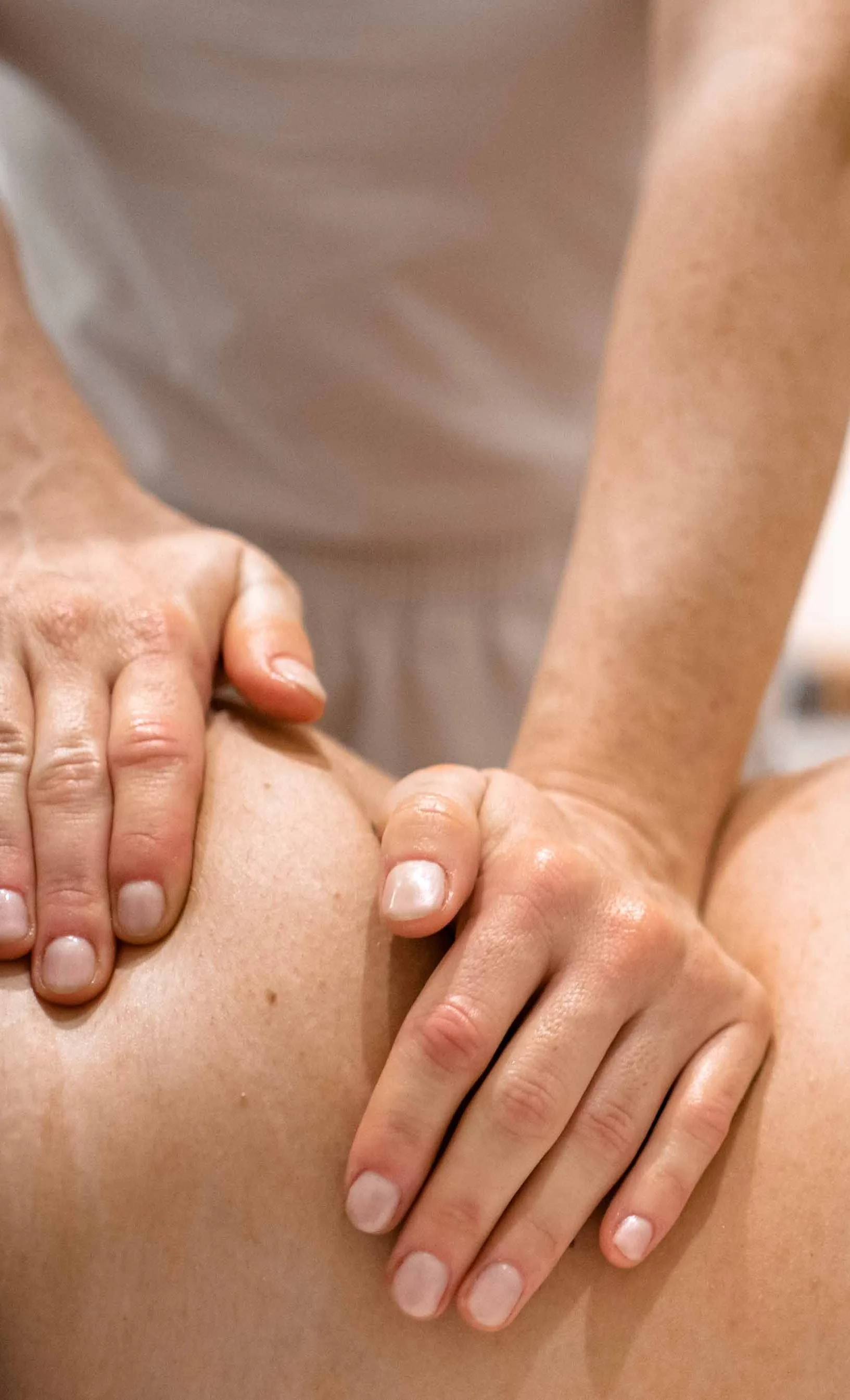 Massaggio terapeutico con i massaggiatori esperti di Fisiolismo Tecnica di massaggio linfodrenante eseguita sulla gamba di una donna per favorire l'eliminazione dei liquidi, Massaggio Terapeutico