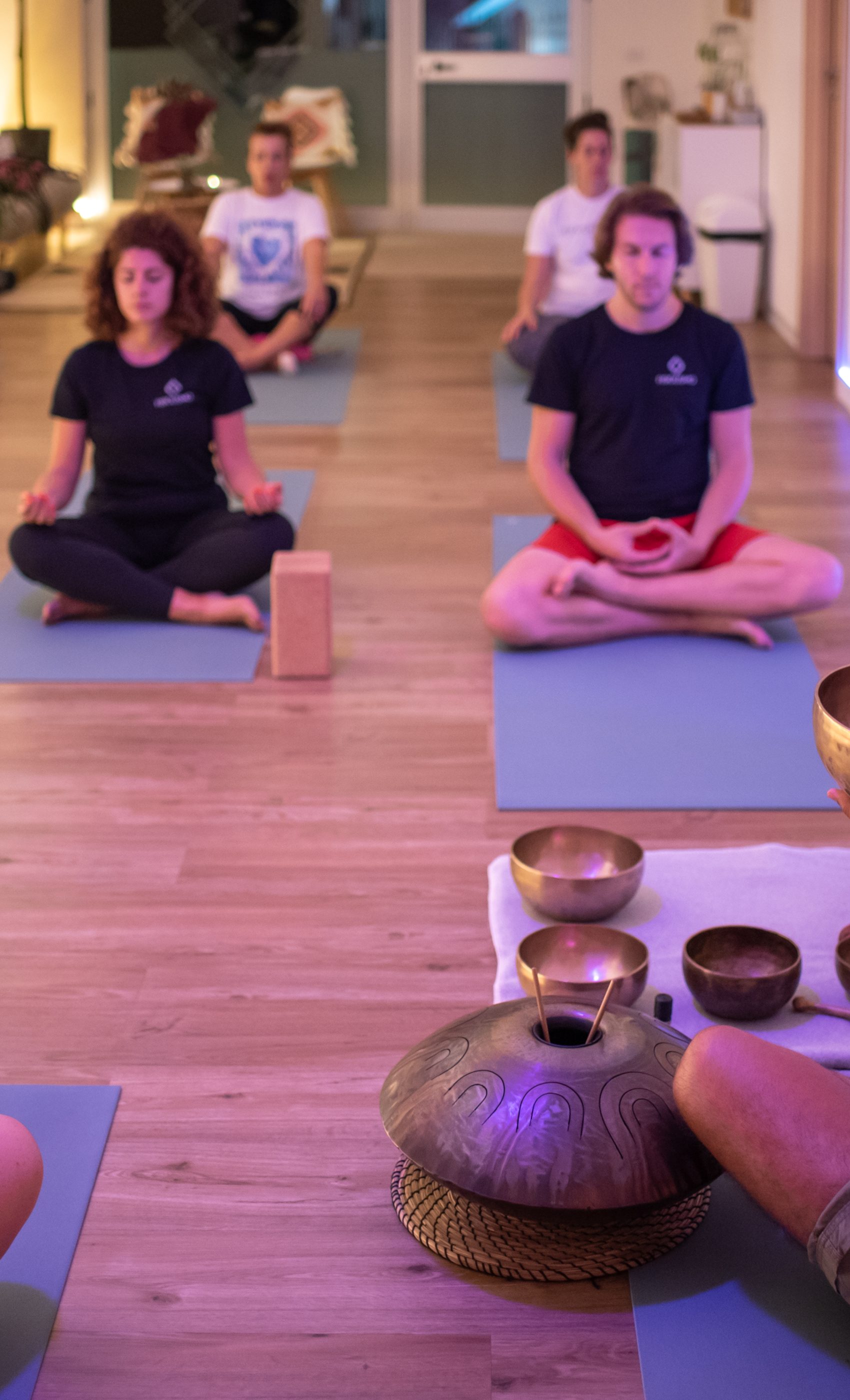 Pratica Yoga nello studio di Fisiolismo nel Cilento Lezione di Yoga con focus sul rafforzamento del core, che completa le pratiche di meditazione e respirazione consapevole, yoga and pilates classes